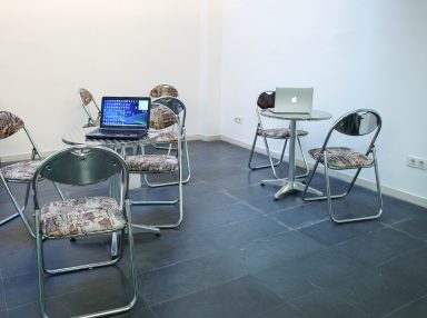Sala de reuniones abierta en coworking Oficina24 | Puestos de trabajo en centro de Barcelona Oficina 24